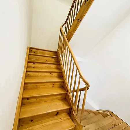 Moderne 3-zimmer-wohnung In Schoenem Altbau In *